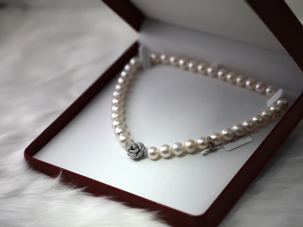 Freshwater pearl necklace, boxed